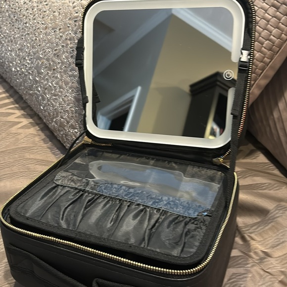 Cosmetic case with LED mirror - Picture 3 of 10
